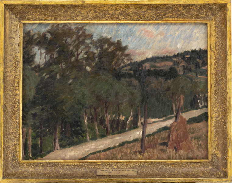 Na pierwszym planie wąska, piaszczysta droga, przebiegająca ukośnie przez obraz. Przed nią fragment zielono-brązowej murawy i dwa drzewa. Po przeciwległej stronie grupa ciemnozielonych, liściastych drzew. W oddali krajobraz z zielonymi wzgórzami, lasami oraz brązowymi plamami pól. Z prawej strony u góry fragment szafirowego nieba z różowymi obłokami. 