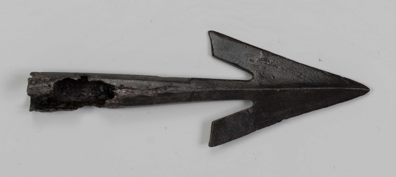 600/A/ML/10 - Grot dzirytu z mocno wyodrębnionym żeberkiem. Tuleja przy nasadzie ostrza sześcioboczna w dalszej części ośmioboczna. 