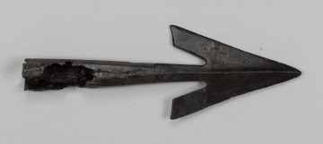 600/A/ML/10 - Grot dzirytu z mocno wyodrębnionym żeberkiem. Tuleja przy nasadzie ostrza sześcioboczna w dalszej części ośmioboczna. 