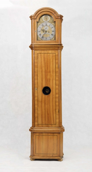 S/Mt/438/ML Tarcza w kształcie kwadratu zwieńczonego półkolem, złocona, w narożach ornamenty odlewane z brązu, złocone; pierścień godzinowy srebrzony z rzymskimi oznaczeniami godzin i zaznaczonymi minutami, wewnątrz tarcza sekundnika, tarczka budzika, plakietka z sygnaturą