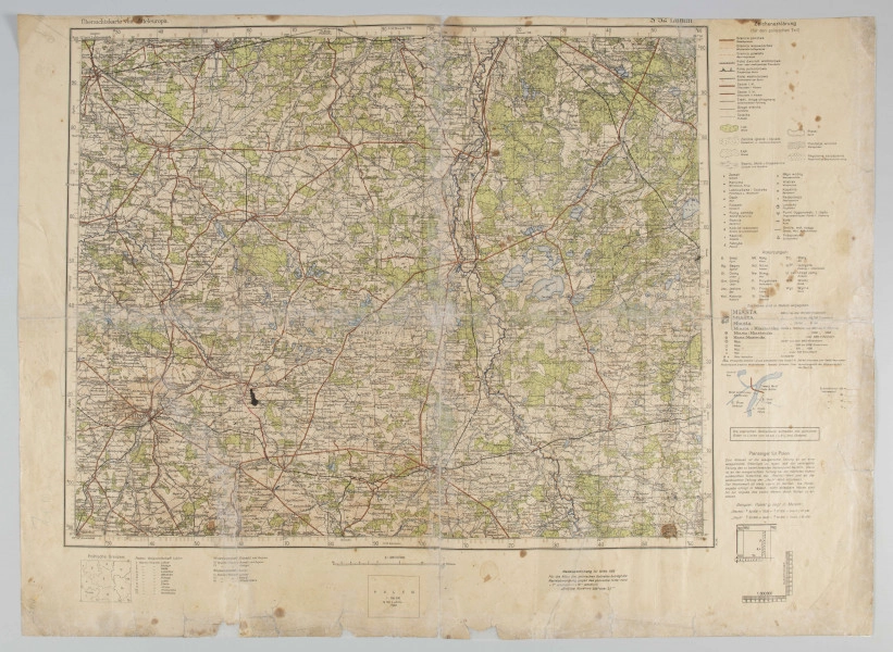 ML/H/742 - Mapa obejmuje obszar dawnego województwa lubelskiego. Legenda w języku polskim i niemieckim. Mapa barwna, legenda w prawej części mapy poza ramką, dodatkowe objaśnienia pod mapą. Mapa otoczona czarną ramką. Na mapie zaznaczono lasy, łąki, różne rodzaje architektury, różnej wielkości miasta. W polu marginesu umieszczono szereg objaśnień i rysunków.
Skala 1:300000. 