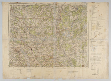 ML/H/742 - Mapa obejmuje obszar dawnego województwa lubelskiego. Legenda w języku polskim i niemieckim. Mapa barwna, legenda w prawej części mapy poza ramką, dodatkowe objaśnienia pod mapą. Mapa otoczona czarną ramką. Na mapie zaznaczono lasy, łąki, różne rodzaje architektury, różnej wielkości miasta. W polu marginesu umieszczono szereg objaśnień i rysunków.
Skala 1:300000. 