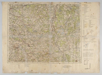 ML/H/742 - Mapa obejmuje obszar dawnego województwa lubelskiego. Legenda w języku polskim i niemieckim. Mapa barwna, legenda w prawej części mapy poza ramką, dodatkowe objaśnienia pod mapą. Mapa otoczona czarną ramką. Na mapie zaznaczono lasy, łąki, różne rodzaje architektury, różnej wielkości miasta. W polu marginesu umieszczono szereg objaśnień i rysunków.
Skala 1:300000. 