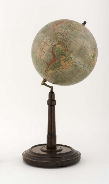 Kula tekturowa, oklejona mapą złożoną z 18 segmentów (każdy po 20 stopni) i 2 kół, postument drewniany, toczony, południka brak, ramię druciane, model 