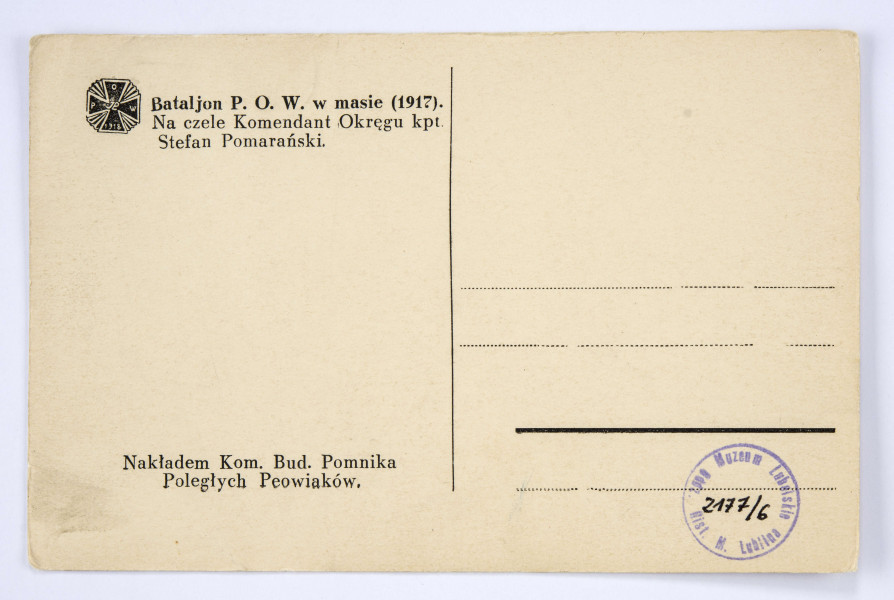 Pocztówka sepiowana -  Batalion Polskiej Organizacji Wojskowej w szyku. Ujęcie w poziomie.
AWERS: grupy peowiaków w mundurach austriackich ustawione w czterech kolumnach; na czele postać Komendanta Oręgu kpt. Stefana Pomarańśkiego; zdjęcie wykonane w plenerze.
REWERS: czarna linatura z miejscem na korespondencje; w l. g. rogu nadruk w postaci odznaki pamiątkowej 