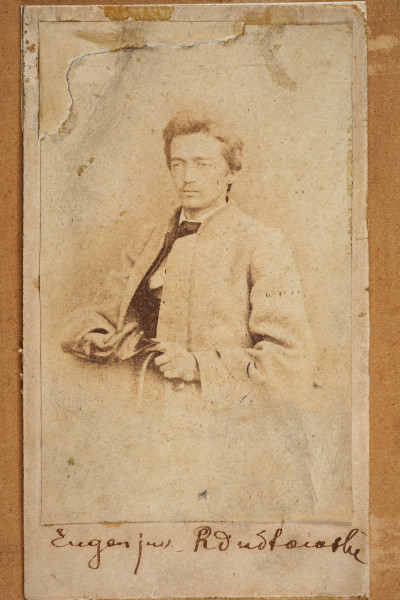 Tableau szklone zewnętrznie, w ramie, zawiera na tekturowym podłożu 15 fotografii uczestników powstania z terenu Wołynia. Pośrodku brak jednej, większej fotografii. Zdjęcia wykonane w sepii, w formacie pocztówkowym, niektóre z nich są podpisane pod spodem i na odwrociu: Eugeniusz Rdułtowski, Herkulan Kardussowski, F. Boryczewski, Antoni Straszewicz, Alfons Romanowski, Adam Hreczyna, Jan Grabis, Antoni Szymkiewicz.
Niektóre fotografie mają na kartonikach wyciskane napisy w języku rosyjskim. W środku tableau, pod pierwszym rzędem zdjęć przymocowany krzyżyk wykonany z chleba i tabaki, dekorowany motywem różyczek. Nad krzyżykiem druciana korona cierniowa, na niej krzyżyk z metalu z gałązką palmową. Niżej, pod brakującą fotografią lufka (?) z tektury, pierścionek i mały medalion ze Świętą Rodziną. Poniżej przymocowany grzebień rogowy, jakucki z napisem w języku rosyjskim i datą: 1864. Całość w ozdobnej ramie z dekoracyjnymi narożnikami, koroną, herbami Polski, Litwy, herbem z literą S. 