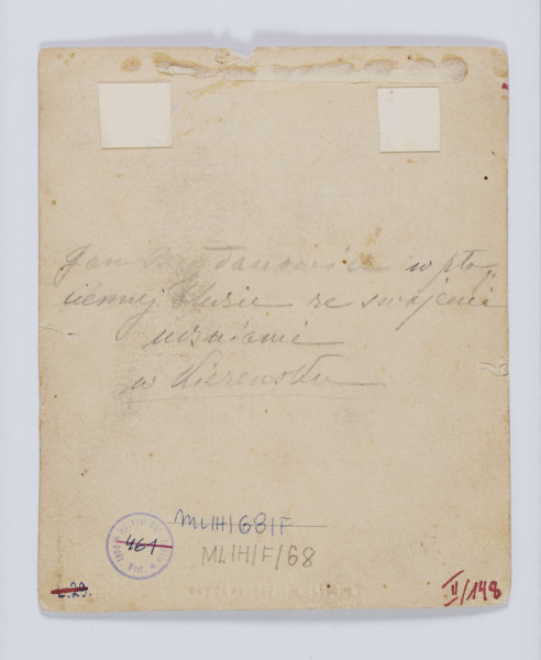 ML/H/F/68 - Jan Bogdanowicz z uczniami na zesłaniu. Fotografia przedstawia sześciu mężczyzn (dwóch siedzących i czterech stojących). Grupa zebrana w pomieszczeniu przy małym kwadratowym stoliku, na którym znajduje się globus, książki, zeszyty i kałamarz z piórem. Jedna z postaci, siedząca po prawej, pisze gęsim piórem. Osoba siedząca naprzeciw wskazuje lewą ręką punkt na globusie. Na ścianie nad stolikiem wisi plansza. Przy niej stoją dwaj mężczyźni - postać po lewej wskazuje coś na planszy prawą dłonią. Nad globusem pochylony jest mężczyzna z brodą w białej długiej koszuli ze stójką (tzw. 