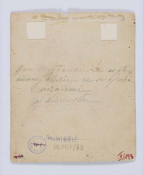 ML/H/F/68 - Jan Bogdanowicz z uczniami na zesłaniu. Fotografia przedstawia sześciu mężczyzn (dwóch siedzących i czterech stojących). Grupa zebrana w pomieszczeniu przy małym kwadratowym stoliku, na którym znajduje się globus, książki, zeszyty i kałamarz z piórem. Jedna z postaci, siedząca po prawej, pisze gęsim piórem. Osoba siedząca naprzeciw wskazuje lewą ręką punkt na globusie. Na ścianie nad stolikiem wisi plansza. Przy niej stoją dwaj mężczyźni - postać po lewej wskazuje coś na planszy prawą dłonią. Nad globusem pochylony jest mężczyzna z brodą w białej długiej koszuli ze stójką (tzw. 