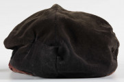 ML/MART/192 - Czapka szkolna Państwowego Gimnazjum Żeńskiego Heleny Czarnieckiej (rogatywka z daszkiem) w kolorze ciemnego brązu. Nad daszkiem ciemnobeżowy 