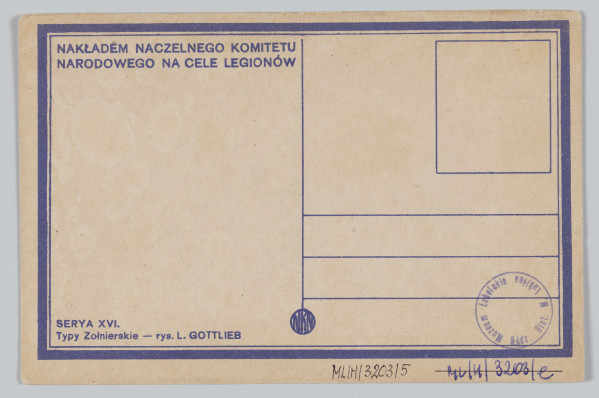 ML/H/3203/5 - Pocztówka z serii XVI – „Typy Żołnierskie” wg rysunku Leopolda Gottlieba. Przedstawia postać siedzącego żołnierza z bronią trzymaną w lewej ręce i płaszczem zarzuconym na ramiona. Twarz z zarostem bokiem. Na głowie czapka z daszkiem. Kurtka munduru spięta pasem. Ujęcie w pionie. W l. g. rogu okrągła pieczęć Komendy Legionów Polskich – I Brygady Piłsudskiego, 2. Pułku Piechoty. Na odwrocie karta sygnowana znakiem „NKN” (Naczelny Komitet Narodowy). Miejsce na korespondencje, adres i znaczek pocztowy. Linatura w kolorze ciemnoniebieskim. Napisy informacyjne ciemnoniebieskim drukiem. Brak obiegu pocztowego.