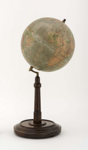 Kula tekturowa, oklejona mapą złożoną z 18 segmentów (każdy po 20 stopni) i 2 kół, postument drewniany, toczony, południka brak, ramię druciane, model 