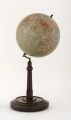 Kula tekturowa, oklejona mapą złożoną z 18 segmentów (każdy po 20 stopni) i 2 kół, postument drewniany, toczony, południka brak, ramię druciane, model 