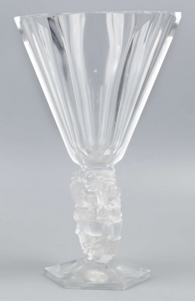 S/CS/1681/ML - Wazon w formie kielicha ze szkła bezbarwnego grubościennego; na sześciobocznej fasetowanej podstawie, trzon zdobiony plastycznie i matowiony w formie owalnego wieńca, wewnątrz którego siedzą dwa ptaszki - kolibry; czara koniczna fasetowana sześciobocznie z płaską krawędzią.
 