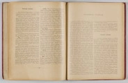 ML/H/650 - Okładka twarda, obklejona czerwonym płótnem, z wytłoczonym na złoto tytułem i ozdobami. Po lewej stronie popiersie kobiety bokiem, z wyciągniętą ręką trzymającą pędzel, poniżej kwiaty. W lewej części autor i tytuł, poniżej ozdobnik roślinny. Strona tytułowa przedstawia dwóch mężczyzn pochylonych nad mapą, w tle pejzaż wiejski z zamkiem na wzgórzu. Tytuł atlasu w wydzielonym, prostokątnym polu. Następna strona zawiera skorowidz i obiaśnienie znaków. Pierwsza z map to Mapa Ogólna Królestwa Polskiego z podziałem na gubernie i powiaty, następne to mapy powiatów. Na każdej stronie z mapą znajduja sie barwne grafiki z przedstawieniem zabytkowych budowli, typów ludowych, ruin, pejzaży. Do Atlasu dołączona luzem Mapa Guberni Lubelskiej, granice powiatu i wypełnienie błekitne.