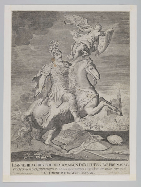 S/G/413/ML - Król na koniu profilem w prawo. Król zwrócony 3/4 w prawo z regimentem w prawej ręce, w antykizowanej zbroi i lamparcim płaszczu, na którego odgiętej wewnętrznej fałdzie słabo widoczny orzeł biały. Na głowie szyszak monarchy o motywie lwiej paszczy zwieńczony nieheraldycznym orłem. Pod prawym kolanem przypięta do siodła ze zwierzęcej skóry buława. Na ziemi pod kopytami konia leżą : turban turecki, kałkan, chorągiew, strzaskana kopia. W tle bitwa wiedeńska i katedra św. Stefana. W obłokach trąbiąca Fama, z tarczą Janiną w lewej ręce, dekorowaną motywem meandra i lwich głów. 
U dołu napis: IOANNES III D. G. REX POLONIARUM, MAGN DUX LITHVAN RUS. PRUS. MAS. SA. & EXERCITUUM CHRISTIANORUM AD VIENNAM CONTRA TURCAM ET TARTAROS DUCTOR AC TRIUMPHATOR GLORIOSISSIMUS.
