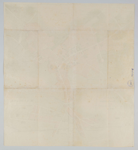 ML/H/2227 - Plan miasta Lublina ułożony przez Witolda Cholewińskiego w 1912 r. Druk jednostronny, wielobarwny. Tytuł dwujęzyczny zamieszczony po lewej stronie karty (w języku rosyjskim; przekreślony niebieskim ołówkiem kopiowym) oraz po prawej (w języku polskim). Napisy różnym krojem i wielkością czcionki w kolorze czarnym. Nazwy ulic, dzielnic oraz obiektów po polsku. Tereny zabudowane oznaczone w kolorze jasnego brązu (różu?), nieruchomości czarnymi ukośnymi kreskami, tereny niezabudowane w kolorze jasnej zieleni. Wyróżniona linia biegu rzek oraz ujęcia wodne, a także linia toru kolejowego. Przy niektórych obiektach naniesione cyfry arabskie, podkreślone ciemnoniebieskim tuszem. Całość ujęta w prostą ramkę. Ucięta dolna część planu z legendą. W górnej części karty zaznaczony strzałką kierunek północy. 