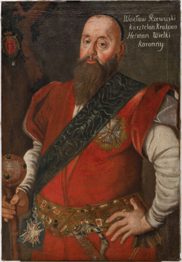 Mężczyzna w starszym wieku - Hetman Wacław Rzewuski - przedstawiony w ujęciu do bioder, w postawie stojącej, w 3/4 zwrócony w stronę prawą. Lewą rękę ma założoną na biodro, w prawej trzyma złotą buławę wysadzaną kamieniami. Ubrany w czerwony kontusz, biały żupan, przepasany ozdobnym pasem kontuszowym koloru złoto-białego, z delikatnym ornamentem kwiatowym. Na piersiach - z lewego ramienia do prawego boku - przewieszona ciemnoniebieska wstęga Orderu Orła Białego, na piersi - gwiazda tegoż orderu. Do pasa przypięta ozdobna karabela (widoczna srebrno-brązowa rękojeść). Twarz pulchna, z rumieńcem. Duże, niebieskie oczy. Łysiejący - resztki ciemnych włosów z tyłu głowy. Długa broda i wąsy. Tło oliwkowoszare. Przy lewej krawędzi płótna - fragment stylizowanego drzewa. Wśród gałęzi tarcza herbowa z koroną pięciopałkową - herb Krzywda. 