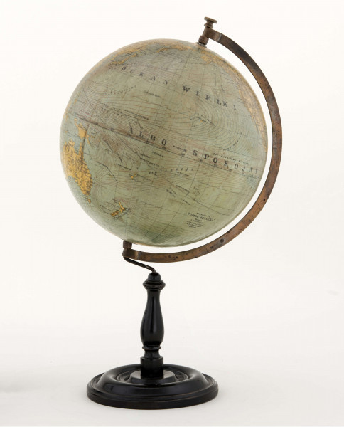 Globus bez tytułu, roku wydania i granic politycznych. Mapa litografia kolorowa; 12 segmentów i 2 koła. Treść kartograficzna nie jest bogata. Podstawowa sieć wodna i linia brzegowa kontynetów zaznaczone kolorem niebieskim. Największe góry przedstawiono za pomocą metody kreskowej (w postaci 