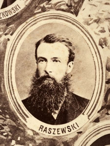 Fotografie w odcieniu sepii umieszczone na tle drzew i roślin, w centralnym miejscu postać kobiety ze sztandarem i aniołkami, wkomponowane widoki budowanej stacji, mostu kolejowego i lokomotywy. Największe zdjęcie w górnej, środkowej części bez podpisu, prawdopodobnie inż. głównej kolei nadwiślańskiej Tadeusz Chrzanowski lub jego następca Walery Titkow. Wśród podobizn pracownicy Biura Głównego Inżyniera: inż. Włodzimierz Stanisławski - pomocnik głównego inżyniera; inż. Feliks Kucharzewski -  pomocnik naczelnika biura; Feliks Kamocki - naczelnik kancelarii; Witold Lanci - naczelnik Wydz. Architektury; dr Wacław Lasocki- służba zdrowia; Władysław Radwan - sprawy zakupu gruntów; inż. Stanisław hr Scipio - projektant mostów kolejowych i jego współpracownicy: inż. Stefan Zieliński, inż. Maurycy Machalski, inż. Feliks Kucharzewski. Fotografia w passe - partout, za szkłem, oprawiona w drewnianą, profilowaną ramę.