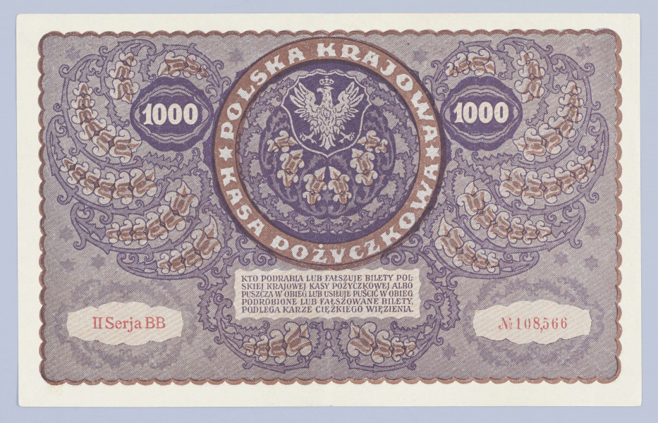 Aw. W falistej ramce ornamentyka w stylu secesji wiedeńskiej. Od lewej w tablicy: POLSKA KRAJOWA / KASA POŻYCZKOWA / TYSIĄC MAREK POLSKICH 
Niżej czterowierszowa klauzula o gwarancjach państwa wymiany niniejszego biletu na przyszłą walutę polską
WARSZAWA. DNIA 23. SIERPNIA 1919 ROKU /DYREKCJA POLSKIEJ KRAJOWEJ KASY POŻYCZKOWEJ
Józef Zarzycki (podpis)
Niżej: SKARBNIK GŁÓWNY: Marian Karpus (podpis)
Z prawej kartusz z portretem Tadeusza Kościuszki / 1000

Rw. Ornamentyka jak na awersie. Od góry, centralnie w tondzie u zdobnej tarczy godło państwowe otoczone dookolnym napisem: * POLSKA KRAJOWA * ) ( KASA POŻYCZKOWA
Niżej pięciowierszowa sankcja karna przewidziana za podrabianie, fałszowanie i puszczanie w obieg podrobionych lub fałszowanych biletów PKKP.
Czerwoną farbą od lewej oznaczenie serii i numeru: II Serja BB – No 108,566