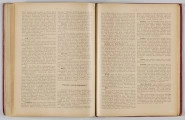 ML/H/650 - Okładka twarda, obklejona czerwonym płótnem, z wytłoczonym na złoto tytułem i ozdobami. Po lewej stronie popiersie kobiety bokiem, z wyciągniętą ręką trzymającą pędzel, poniżej kwiaty. W lewej części autor i tytuł, poniżej ozdobnik roślinny. Strona tytułowa przedstawia dwóch mężczyzn pochylonych nad mapą, w tle pejzaż wiejski z zamkiem na wzgórzu. Tytuł atlasu w wydzielonym, prostokątnym polu. Następna strona zawiera skorowidz i obiaśnienie znaków. Pierwsza z map to Mapa Ogólna Królestwa Polskiego z podziałem na gubernie i powiaty, następne to mapy powiatów. Na każdej stronie z mapą znajduja sie barwne grafiki z przedstawieniem zabytkowych budowli, typów ludowych, ruin, pejzaży. Do Atlasu dołączona luzem Mapa Guberni Lubelskiej, granice powiatu i wypełnienie błekitne.
