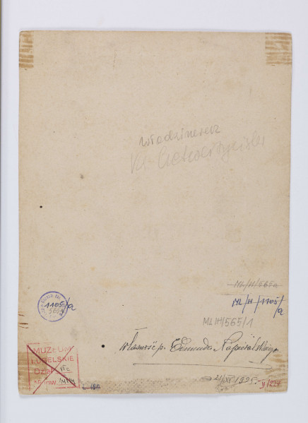 ML/H/565/1 - Książę Włodzimierz Czetwertyński, powstaniec styczniowy, zesłaniec syberyjski. Zdjęcie wykonane w pomieszczeniu. Ujęcie całej sylwetki. Młody mężczyzna w butach z wysokimi cholewami, czapce typu krakowskiego obszytej futrem, wypuszczonej na zewnątrz koszuli spiętej pasem z klamrą oraz długą rozpiętą kamizelą. Na piersiach zawieszony krzyż. Prawa dłoń zgięta w łokciu, lewa opuszczona. Lewa noga bokiem. Twarz z zarostem zwrócona w stronę obiektywu. Fotografia podklejona na tekturkę.
