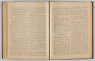 ML/H/650 - Okładka twarda, obklejona czerwonym płótnem, z wytłoczonym na złoto tytułem i ozdobami. Po lewej stronie popiersie kobiety bokiem, z wyciągniętą ręką trzymającą pędzel, poniżej kwiaty. W lewej części autor i tytuł, poniżej ozdobnik roślinny. Strona tytułowa przedstawia dwóch mężczyzn pochylonych nad mapą, w tle pejzaż wiejski z zamkiem na wzgórzu. Tytuł atlasu w wydzielonym, prostokątnym polu. Następna strona zawiera skorowidz i obiaśnienie znaków. Pierwsza z map to Mapa Ogólna Królestwa Polskiego z podziałem na gubernie i powiaty, następne to mapy powiatów. Na każdej stronie z mapą znajduja sie barwne grafiki z przedstawieniem zabytkowych budowli, typów ludowych, ruin, pejzaży. Do Atlasu dołączona luzem Mapa Guberni Lubelskiej, granice powiatu i wypełnienie błekitne.