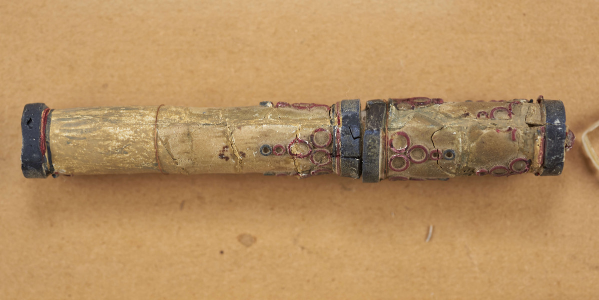 Tableau szklone zewnętrznie, w ramie, zawiera na tekturowym podłożu 15 fotografii uczestników powstania z terenu Wołynia. Pośrodku brak jednej, większej fotografii. Zdjęcia wykonane w sepii, w formacie pocztówkowym, niektóre z nich są podpisane pod spodem i na odwrociu: Eugeniusz Rdułtowski, Herkulan Kardussowski, F. Boryczewski, Antoni Straszewicz, Alfons Romanowski, Adam Hreczyna, Jan Grabis, Antoni Szymkiewicz.
Niektóre fotografie mają na kartonikach wyciskane napisy w języku rosyjskim. W środku tableau, pod pierwszym rzędem zdjęć przymocowany krzyżyk wykonany z chleba i tabaki, dekorowany motywem różyczek. Nad krzyżykiem druciana korona cierniowa, na niej krzyżyk z metalu z gałązką palmową. Niżej, pod brakującą fotografią lufka (?) z tektury, pierścionek i mały medalion ze Świętą Rodziną. Poniżej przymocowany grzebień rogowy, jakucki z napisem w języku rosyjskim i datą: 1864. Całość w ozdobnej ramie z dekoracyjnymi narożnikami, koroną, herbami Polski, Litwy, herbem z literą S. 