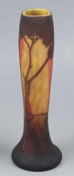 S/CS/1407/ML - Wazon o opływowym kształacie; stopa ciemnobrązowa, pogrubiona, kolista, korpus owoidalny, przewężony u dołu, dwustronnie spłaszczony. Szkło bezbarwne, powlekane, trawione, matowane i barwione pudrem szklanym, kolory: odcienie czerwieni, żółcieni i brązu. Pokryty dekoracją reliefową: krajobraz z rzeką i łódkami, na pierwszym planie wysokie drzewa, których splątane korony otaczają wylew, na stopie drobna roślinność.
W dolnej części pośród dekoracji wypukła trawiona sygnatura o dekoracyjnej formie: 
- Daum / Nancy - umieszczone jedno nad drugim i krzyż Lotryngii utworzony z linii przebiegającej przez pierwsze litery