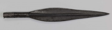 604/A/ML/6 - Grot oszczepu kształtu lancetowatego z ostrym żeberkiem na obu stronach ostrza. 