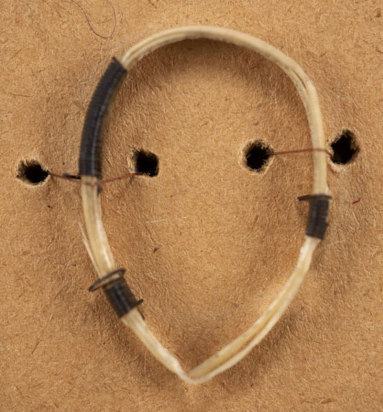 Tableau szklone zewnętrznie, w ramie, zawiera na tekturowym podłożu 15 fotografii uczestników powstania z terenu Wołynia. Pośrodku brak jednej, większej fotografii. Zdjęcia wykonane w sepii, w formacie pocztówkowym, niektóre z nich są podpisane pod spodem i na odwrociu: Eugeniusz Rdułtowski, Herkulan Kardussowski, F. Boryczewski, Antoni Straszewicz, Alfons Romanowski, Adam Hreczyna, Jan Grabis, Antoni Szymkiewicz.
Niektóre fotografie mają na kartonikach wyciskane napisy w języku rosyjskim. W środku tableau, pod pierwszym rzędem zdjęć przymocowany krzyżyk wykonany z chleba i tabaki, dekorowany motywem różyczek. Nad krzyżykiem druciana korona cierniowa, na niej krzyżyk z metalu z gałązką palmową. Niżej, pod brakującą fotografią lufka (?) z tektury, pierścionek i mały medalion ze Świętą Rodziną. Poniżej przymocowany grzebień rogowy, jakucki z napisem w języku rosyjskim i datą: 1864. Całość w ozdobnej ramie z dekoracyjnymi narożnikami, koroną, herbami Polski, Litwy, herbem z literą S. 