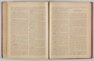 ML/H/650 - Okładka twarda, obklejona czerwonym płótnem, z wytłoczonym na złoto tytułem i ozdobami. Po lewej stronie popiersie kobiety bokiem, z wyciągniętą ręką trzymającą pędzel, poniżej kwiaty. W lewej części autor i tytuł, poniżej ozdobnik roślinny. Strona tytułowa przedstawia dwóch mężczyzn pochylonych nad mapą, w tle pejzaż wiejski z zamkiem na wzgórzu. Tytuł atlasu w wydzielonym, prostokątnym polu. Następna strona zawiera skorowidz i obiaśnienie znaków. Pierwsza z map to Mapa Ogólna Królestwa Polskiego z podziałem na gubernie i powiaty, następne to mapy powiatów. Na każdej stronie z mapą znajduja sie barwne grafiki z przedstawieniem zabytkowych budowli, typów ludowych, ruin, pejzaży. Do Atlasu dołączona luzem Mapa Guberni Lubelskiej, granice powiatu i wypełnienie błekitne.