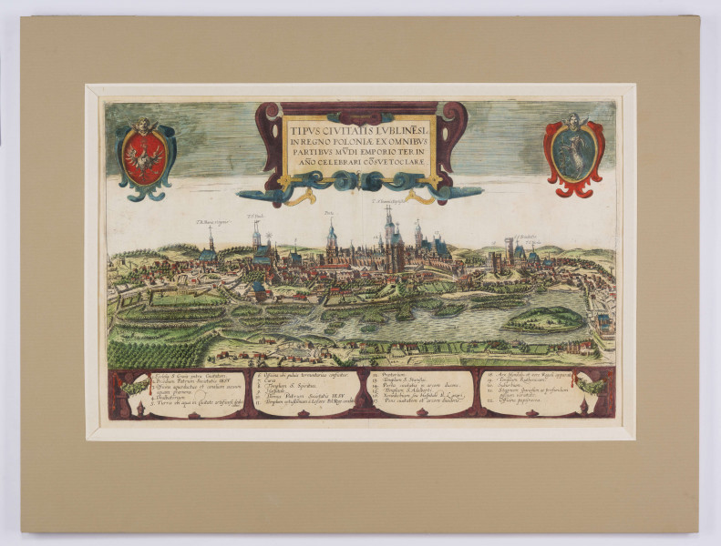 Widok Lublina opatrzony kartuszem herbowym i legendą. Miasto w szerokim, panoramicznym ujęciu obejmującym przedmieścia: Wieniawę i Tatary. Widok ukazuje charakterystyczne dla Lublina budowle min.- w centrum Kościół jezuitów, za nim wzgórze staromiejskie z Bramami Krakowską i Grodzką, kościoły św. Michała i Dominikanów, zespół zabudowań zamkowych z basztą i kaplicą św. Trójcy. Po lewej widoczne sylwetki kościołów Panny  Marii, Nawrócenia, św. Pawła i św. Ducha. Budowle opatrzone łacińskimi podpisami lub cyframi mającymi odnośniki w legendzie. U góry, na osi kartusz tytułowy z napisem: TIPUS CIVITATIS LUBLINE[N]SIS. / IN REGNO POLONIAE EX OMNIBUS / PARTIBUS MU[N]DI EMPORIO. TER. IN. /ANNO CELEBRARI COSUETOCLARAE. (Widok miasta Lublina w Królestwie Polskim, sławnego w całym swiecie trzy razy na rok odbywającemi się jarmarkami) Po lewej godło Polski, po prawej herb Lublina. Nad dolną krawędzią pas zawierający legendę rozbitą na 4 pola w ozdobnych obramieniach. Przedstawienie prowadzone precyzyjną, cienką kreską, podkolorowane.