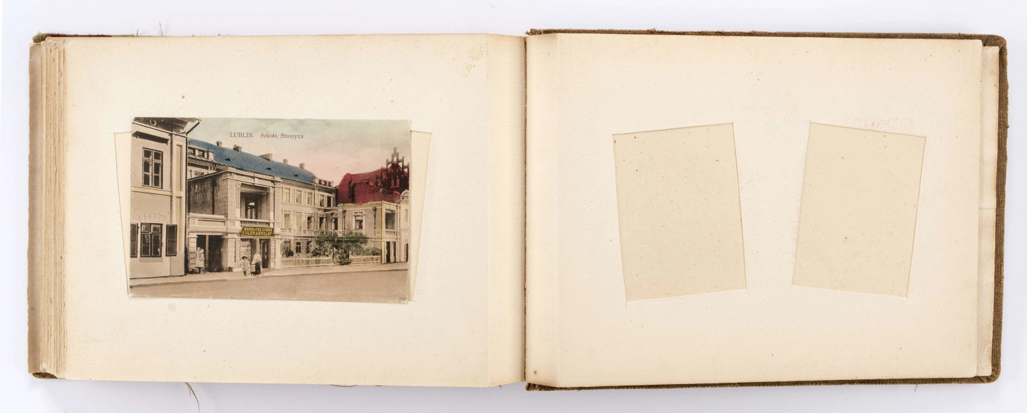 Album pamiątkowy maturzystów Gimnazjum im. Stanisława Staszica w Lublinie z 1915 r. Oprawiony w twardą płócienną oprawę. Na okładce ułożony ukośnie pas brązowo-zielonej tkaniny. W l. g. rogu wytłoczona data „1915”. Wewnątrz 12 usztywnionych kart. Dwustronnie zamieszczone w wyciętych passepartout fotografie. Na pierwszych 5 stronach w okienkach (9,5 x 13,5 cm) wsunięte czarnobiałe fotografie: widok ogólny Lublina, panorama Starego Miasta, Brama Krakowska, pomnik Unii Lubelskiej oraz portret dyrektora Gracjana Chmielewskiego. Na kolejnych kartach rozmieszczone po dwa lekko przechylone okienka (8,2 x 6,1 cm). W nie wsunięte portrety nauczycieli oraz maturzystów. Niektóre wizerunki podpisane ołówkiem. Na końcu podkolorowana pocztówka z gmachem Szkoły Staszica przy ul. Bernardyńskiej 12. 
Wśród rozpoznanych osób: 
a) z grona pedagogicznego: Badyoczek Ignacy; Borkowski Julian, Franczowski (imię nieznane), Gawryłowski (imię nieznane), Grafczyński Tadeusz, ks. Gostyński Kazimierz, Le Brun René Le Brun, Mordeljew (imię nieznane), Remiszewski Antoni, Rumel Cezary, Skawiński (imię nieznane), Wejss Aleksander (?), Wiercieński Krystyn
b) z absolwentów: Biczyński Jan, Boski Jerzy, Brzozowski (imię nieznane), Danowski (imię nieznane), Gajewski Włodzimierz, Grabowski vel Szczerba Aleksander, Knolko (imię nieznane), Kobiałko (imię nieznane), Lewiński (imię nieznane), Olszewski (imię nieznane), Phunhausco (imię nieznane), Pruski T., Pruski Włodzimierz, Waśniewski (imię nieznane), Wąsowski (imię nieznane), Wójtowicz Stanisław, Zaręba (imię nieznane) oraz dwie osoby niezidentyfikowane.
