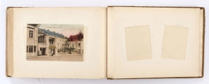 Album pamiątkowy maturzystów Gimnazjum im. Stanisława Staszica w Lublinie z 1915 r. Oprawiony w twardą płócienną oprawę. Na okładce ułożony ukośnie pas brązowo-zielonej tkaniny. W l. g. rogu wytłoczona data „1915”. Wewnątrz 12 usztywnionych kart. Dwustronnie zamieszczone w wyciętych passepartout fotografie. Na pierwszych 5 stronach w okienkach (9,5 x 13,5 cm) wsunięte czarnobiałe fotografie: widok ogólny Lublina, panorama Starego Miasta, Brama Krakowska, pomnik Unii Lubelskiej oraz portret dyrektora Gracjana Chmielewskiego. Na kolejnych kartach rozmieszczone po dwa lekko przechylone okienka (8,2 x 6,1 cm). W nie wsunięte portrety nauczycieli oraz maturzystów. Niektóre wizerunki podpisane ołówkiem. Na końcu podkolorowana pocztówka z gmachem Szkoły Staszica przy ul. Bernardyńskiej 12. 
Wśród rozpoznanych osób: 
a) z grona pedagogicznego: Badyoczek Ignacy; Borkowski Julian, Franczowski (imię nieznane), Gawryłowski (imię nieznane), Grafczyński Tadeusz, ks. Gostyński Kazimierz, Le Brun René Le Brun, Mordeljew (imię nieznane), Remiszewski Antoni, Rumel Cezary, Skawiński (imię nieznane), Wejss Aleksander (?), Wiercieński Krystyn
b) z absolwentów: Biczyński Jan, Boski Jerzy, Brzozowski (imię nieznane), Danowski (imię nieznane), Gajewski Włodzimierz, Grabowski vel Szczerba Aleksander, Knolko (imię nieznane), Kobiałko (imię nieznane), Lewiński (imię nieznane), Olszewski (imię nieznane), Phunhausco (imię nieznane), Pruski T., Pruski Włodzimierz, Waśniewski (imię nieznane), Wąsowski (imię nieznane), Wójtowicz Stanisław, Zaręba (imię nieznane) oraz dwie osoby niezidentyfikowane.
