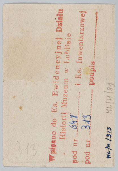 ML/H/81 - Cegiełka zbiórki pieniężnej na rzecz Weteranów 1863 r. wydana z okazji 54. rocznicy wybuchu powstania styczniowego. Na awersie postać powstańca ze sztandarem. Rysunek mężczyzny z profilu, z wąsami, w półdługich włosach, trzymającego w dłoniach drzewce sztandaru. Ujęcie sylwetki 3/4. W l. g. oraz p.d. rogach napisy i daty. Kompozycja w prostokątnej prostej ramce o zaokrąglonych krawędziach. Nadruk w kolorze czarnym na ciemnobeżowym papierze.