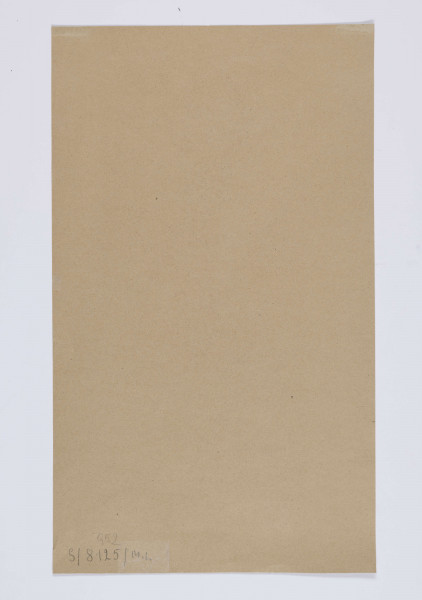 S/G/952/ML - Stylizowany portret kobiety ujętej w całej postaci, en face. Twarz owalna, o wyrazistych rysach. Sylwetka smukła, wydłużona. Ręce uniesione ku górze. Na wysokości łokci oraz bioder spływające woskiem, zgaszone świece, z których wydobywają się faliste smugi dymu. Ubrana w spowijającą ciało długą, rozszerzającą się dołem czarną suknię. 