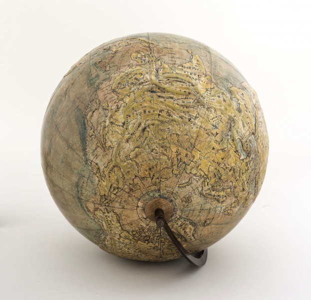 Jest to jeden z trzech znanych, zachowanych polskich globusów plastycznych z wypukłą orografią. Najważniejszym elementem i zarazem nowością jest przedstawienie rzeźby terenu w sposób plastyczny, próba przedstawienia trzeciego wymiaru.Tekturowa kula, wypukłości wykonane z masy gipsowej lub papierowej, południk metalowy, postument stosunkowo wysoki, drewniany. Rzeźbę plastyczną otrzymały góry i wielkie płaskowyże oraz wyżyny. Obszary te zostały ponadto wyróżnione odmiennym kolorem i barwnym podcieniowaniem rzeźby. Na kontynentach przedstawiono bagna (szrafurą), depresje na zielono, treść uzupełnia sieć hydrograficzna i stolice państw. Na oceanach, w kolorze niebieskim: głębokość mórz i oceanów dodatkowo przedstawiono liniami batymetrycznymi (1000, 2000, 3000, 4000, 5000 m), głębie oznaczono liczbami. Zostały oznaczone rowy tektoniczne, skrajny zasięg kry pływającej i kry stłoczonej, prądy morskie (opisane tylko nazwami). Oznaczono również północną granicę uprawy zbóż i występowania drzew. 