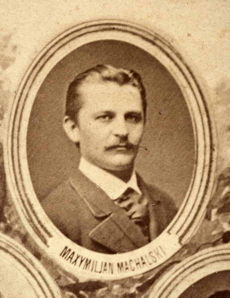Fotografie w odcieniu sepii umieszczone na tle drzew i roślin, w centralnym miejscu postać kobiety ze sztandarem i aniołkami, wkomponowane widoki budowanej stacji, mostu kolejowego i lokomotywy. Największe zdjęcie w górnej, środkowej części bez podpisu, prawdopodobnie inż. głównej kolei nadwiślańskiej Tadeusz Chrzanowski lub jego następca Walery Titkow. Wśród podobizn pracownicy Biura Głównego Inżyniera: inż. Włodzimierz Stanisławski - pomocnik głównego inżyniera; inż. Feliks Kucharzewski -  pomocnik naczelnika biura; Feliks Kamocki - naczelnik kancelarii; Witold Lanci - naczelnik Wydz. Architektury; dr Wacław Lasocki- służba zdrowia; Władysław Radwan - sprawy zakupu gruntów; inż. Stanisław hr Scipio - projektant mostów kolejowych i jego współpracownicy: inż. Stefan Zieliński, inż. Maurycy Machalski, inż. Feliks Kucharzewski. Fotografia w passe - partout, za szkłem, oprawiona w drewnianą, profilowaną ramę.