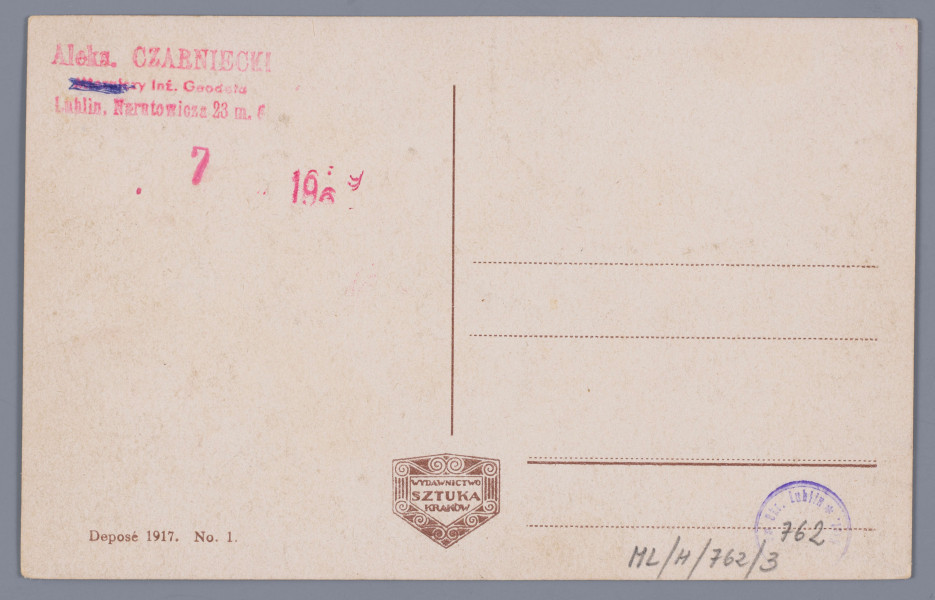 ML/H/762/3 - Pocztówka barwna. Widok Pałacu Gubernatora (tzw. Pałacu Radziwiłłów) na placu Litewskim w Lublinie o otoczeniu drzew i parkanu. Widok od frontu. Na pierwszym planie podjazd pod gmach. Widoczny fragment chodnika. Po prawej stronie, za metalowym półkolistym ogrodzeniem, drzewa i krzewy. Po lewej również zieleń. Część środkowa pałacu z wysuniętą oszkloną altaną wspartą na arkadach. Zwieńczenie w postaci tympanonu. Skrzydła boczne przysłonięte drzewami. Na pierwszym planie samochód. W tle przechodnie. Błękitne niebo z obłokami. W l.g. rogu napis informacyjny drukiem. Litery w kolorze czarnym. Na rewersie w l.g. rogu imienna pieczęć tuszowa (odbitka w kolorze czerwonym) lubelskiego geodety, Aleksandra Czarnieckiego. Niżej odbitka datownika. W p.d. rogu drukiem data wydania i numer serii. Pośrodku, przy dolnej krawędzi logo wydawcy. Napisy i linatura w kolorze brązowym. Brak śladu obiegu pocztowego.