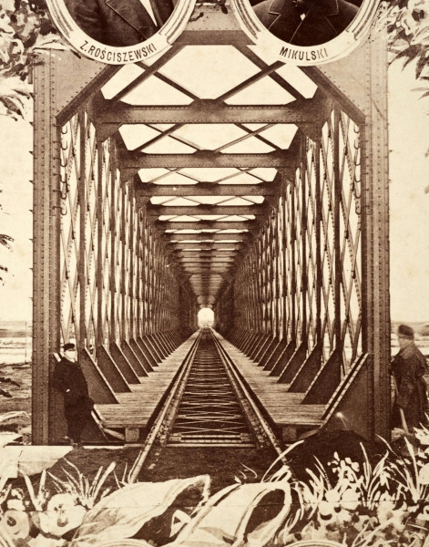 Fotografie w odcieniu sepii umieszczone na tle drzew i roślin, w centralnym miejscu postać kobiety ze sztandarem i aniołkami, wkomponowane widoki budowanej stacji, mostu kolejowego i lokomotywy. Największe zdjęcie w górnej, środkowej części bez podpisu, prawdopodobnie inż. głównej kolei nadwiślańskiej Tadeusz Chrzanowski lub jego następca Walery Titkow. Wśród podobizn pracownicy Biura Głównego Inżyniera: inż. Włodzimierz Stanisławski - pomocnik głównego inżyniera; inż. Feliks Kucharzewski -  pomocnik naczelnika biura; Feliks Kamocki - naczelnik kancelarii; Witold Lanci - naczelnik Wydz. Architektury; dr Wacław Lasocki- służba zdrowia; Władysław Radwan - sprawy zakupu gruntów; inż. Stanisław hr Scipio - projektant mostów kolejowych i jego współpracownicy: inż. Stefan Zieliński, inż. Maurycy Machalski, inż. Feliks Kucharzewski. Fotografia w passe - partout, za szkłem, oprawiona w drewnianą, profilowaną ramę.