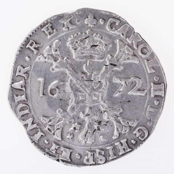 Aw. W tondzie ujętym pojedynczym otokiem liniowym ukoronowany krzyż kwiatowy ze zwieszającą się od niego odznaką orderu Złotego Runa. Krzyż rozdziela datę; umieszczoną na osi poziomej: 16 –72. Legenda otokowa spięta u góry znakiem menniczym:
.CAROL.II.D.G.HISP.ET.INDIAR.REX.

Rw. W tondzie ujętym pojedynczym otokiem liniowym ukoronowana wielodzielna tarcza herbowa ujęta łańcuchem z odznaką orderu Złotego Runa. Legenda dookolna rozdzielona u góry koroną:
ARCHID.AVST.DVX.BVRG.CO.FLAN.Z
Na zewnątrz legendy, przy obrzeżu fragment pojedynczego otoku liniowego.
