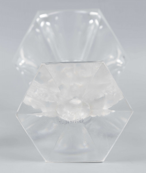 S/CS/1681/ML - Wazon w formie kielicha ze szkła bezbarwnego grubościennego; na sześciobocznej fasetowanej podstawie, trzon zdobiony plastycznie i matowiony w formie owalnego wieńca, wewnątrz którego siedzą dwa ptaszki - kolibry; czara koniczna fasetowana sześciobocznie z płaską krawędzią.
 