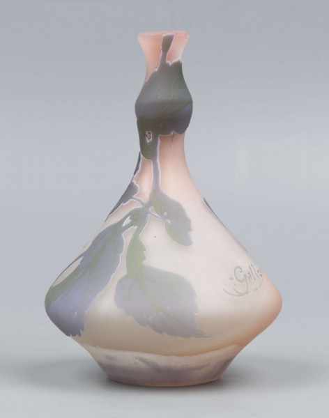 S/CS/1596/ML - Wazonik w formie tralki z brzuścem silnie rozszerzonym, dwustożkowym, z wąska szyją podwójnie przewężoną; ze szkła bezbarwnego, matowionego, barwionego nierównomiernie  na kolor pomarańczoworóżowy. Na powierzchni plastyczny wzór swobodnie rzuconej szarozielonej gałązki petunii z kwiatami w kolorze szrofioletowym.
 