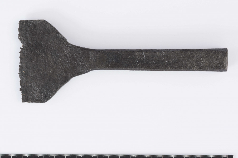 Ciosło wykonane z żelaznej sztaby, w przekroju prostokątnej; krawędzie rękojeści lekko ścięte; ostrze rozklepane na płasko, szerokie o łopatkowatym kształcie, zakończone ostro
wymiary dodatkowe: 1,8 x 2,0 cm (maks. wymiary przekroju)