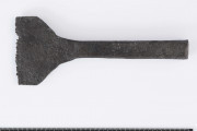 Ciosło wykonane z żelaznej sztaby, w przekroju prostokątnej; krawędzie rękojeści lekko ścięte; ostrze rozklepane na płasko, szerokie o łopatkowatym kształcie, zakończone ostro
wymiary dodatkowe: 1,8 x 2,0 cm (maks. wymiary przekroju)