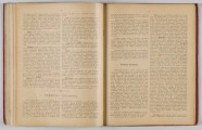 ML/H/650 - Okładka twarda, obklejona czerwonym płótnem, z wytłoczonym na złoto tytułem i ozdobami. Po lewej stronie popiersie kobiety bokiem, z wyciągniętą ręką trzymającą pędzel, poniżej kwiaty. W lewej części autor i tytuł, poniżej ozdobnik roślinny. Strona tytułowa przedstawia dwóch mężczyzn pochylonych nad mapą, w tle pejzaż wiejski z zamkiem na wzgórzu. Tytuł atlasu w wydzielonym, prostokątnym polu. Następna strona zawiera skorowidz i obiaśnienie znaków. Pierwsza z map to Mapa Ogólna Królestwa Polskiego z podziałem na gubernie i powiaty, następne to mapy powiatów. Na każdej stronie z mapą znajduja sie barwne grafiki z przedstawieniem zabytkowych budowli, typów ludowych, ruin, pejzaży. Do Atlasu dołączona luzem Mapa Guberni Lubelskiej, granice powiatu i wypełnienie błekitne.