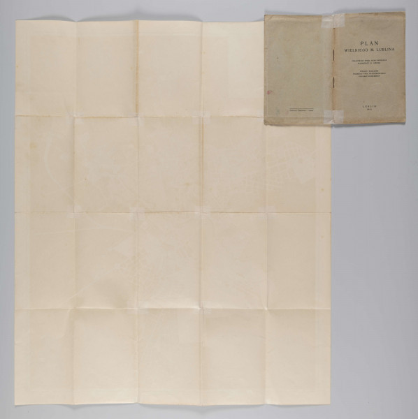 ML/H/2385 - Okładka z szarej tekturki, na czterech kartkach spis: skorowidz ulic w mieście Lublinie, ważniejsze hotele, Instytucje państwowe i miejskie, szpitale i instytucje dobroczynne, zakłady naukowe i szkoły, kościoły i świątynie, teatry.
Mapa podzielona w poziomie na pola A – N, co pionie 1 – 16. Wielobarwna, zabudowa miejska w kolorze czerwonym, cmentarze, ulice, tereny wojskowe i sportowe – białym, parki w kolorze zielonym, łąki i tereny zalewowe rzek w kolorze błękitnym, pozostałe tereny – jasny brąz.
