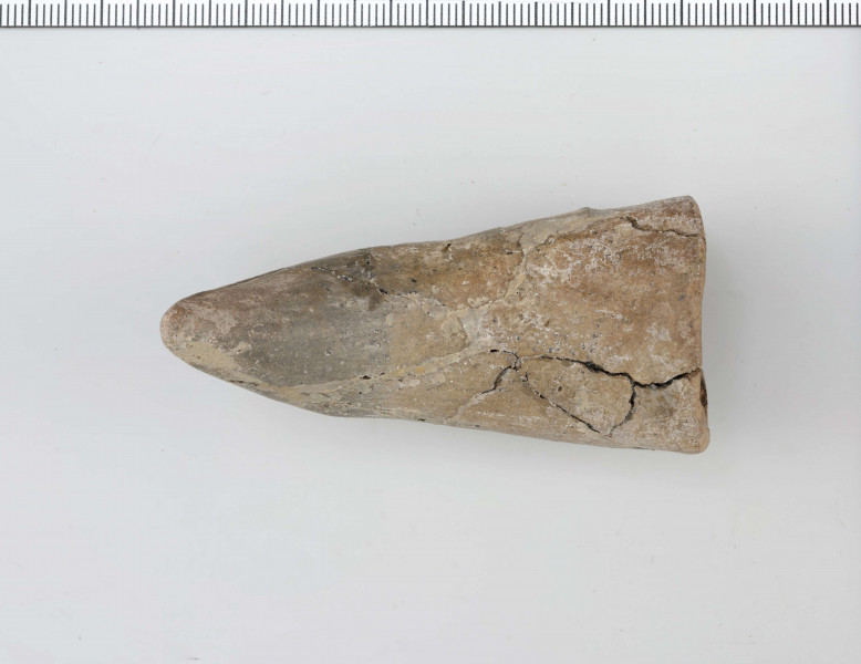 Rożek ceramiczny. Szpic zaokraglony, odchylony w stosunku do ścianek. Krawędź ścięta prosto. 