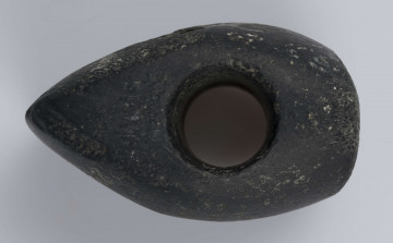 540/A/ML - Topór kamienny szlifowany i gładzony, barwy czarnej. Obuch niewyodrębniony. Otwór zlokalizowany bliżej obucha, nawiercony z obydwu stron.